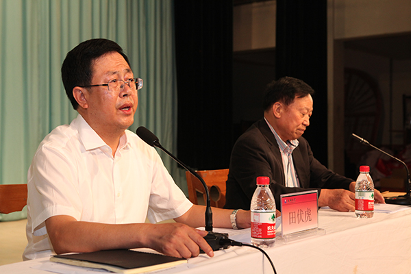 田伏虎副书记主持报告会